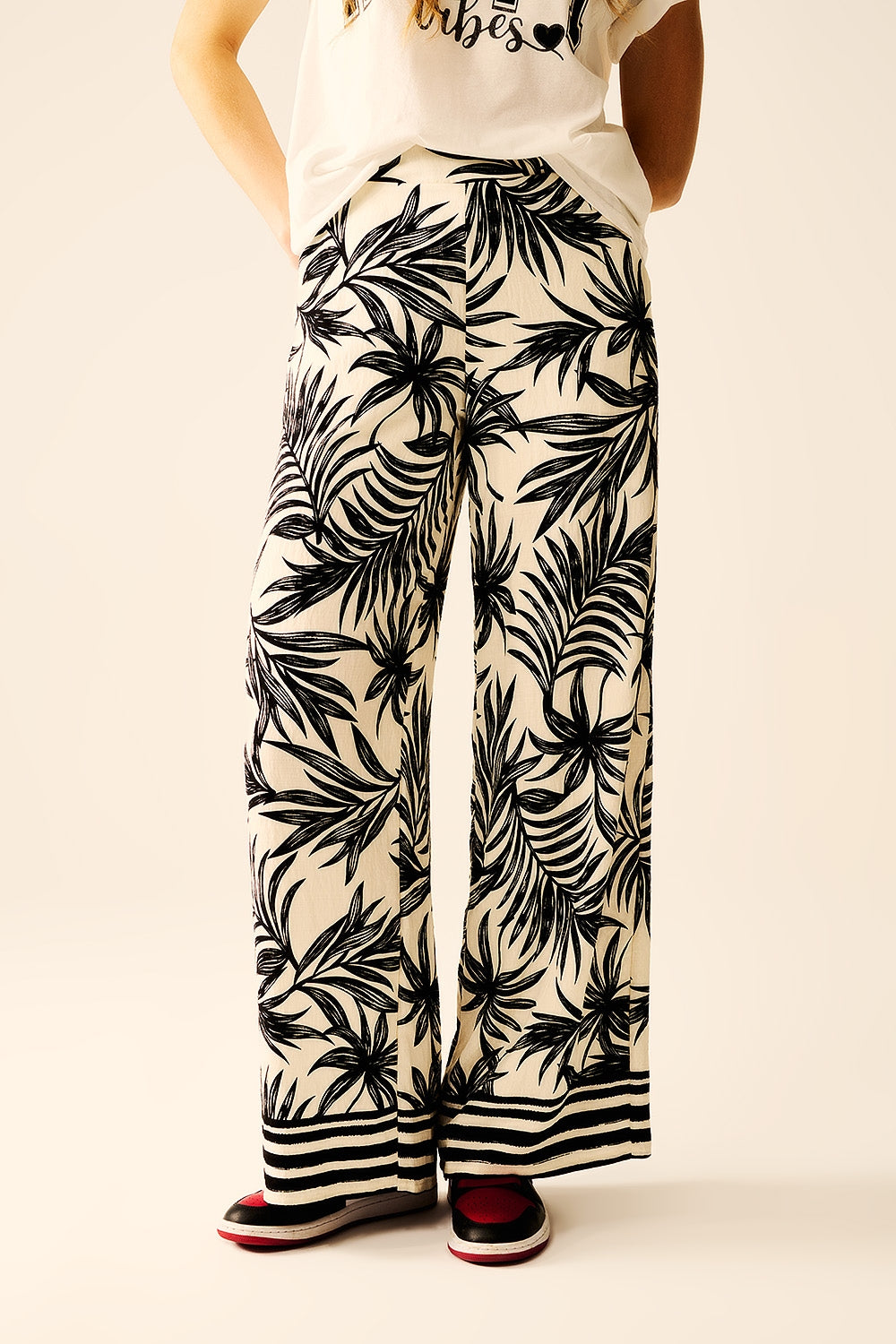 Calças de Pernas Largas em Branco com Detalhe Floral em Preto