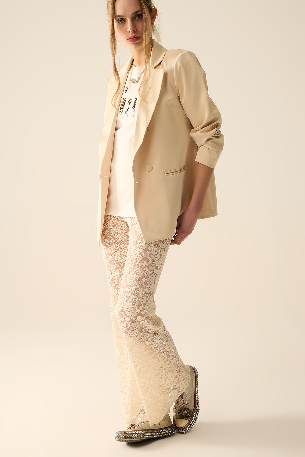 Calça flare de creme em renda floral