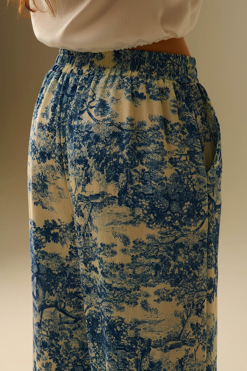 Calças fluidas com estampado Toile de Jouy e cintura elástica