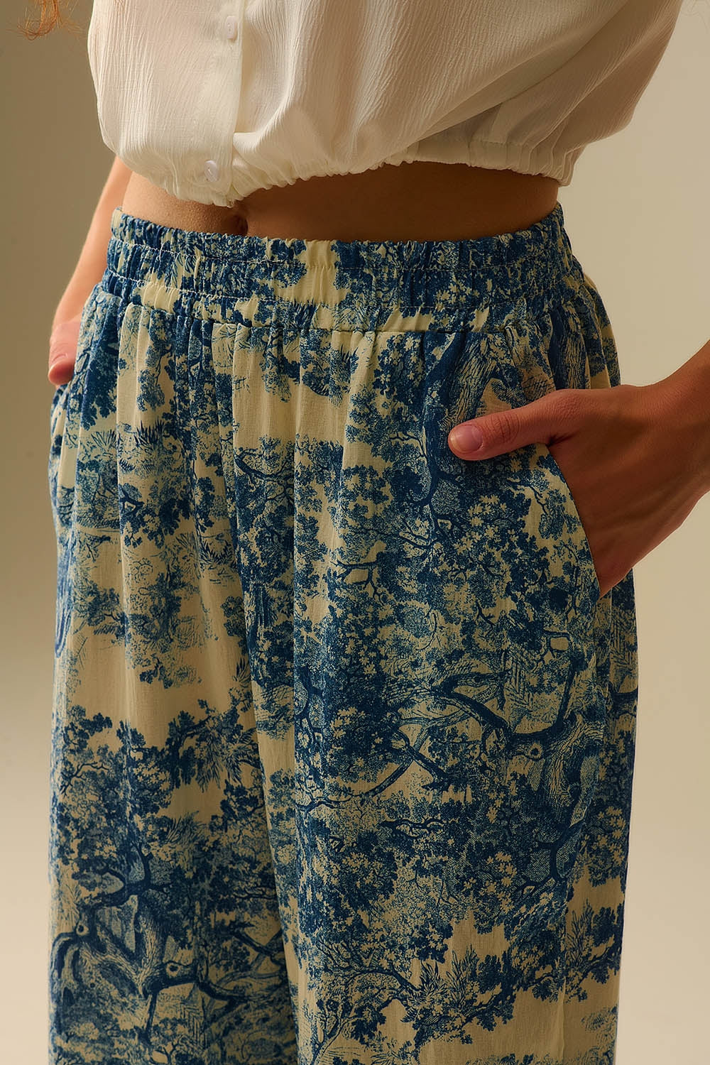 Calças fluidas com estampado Toile de Jouy e cintura elástica