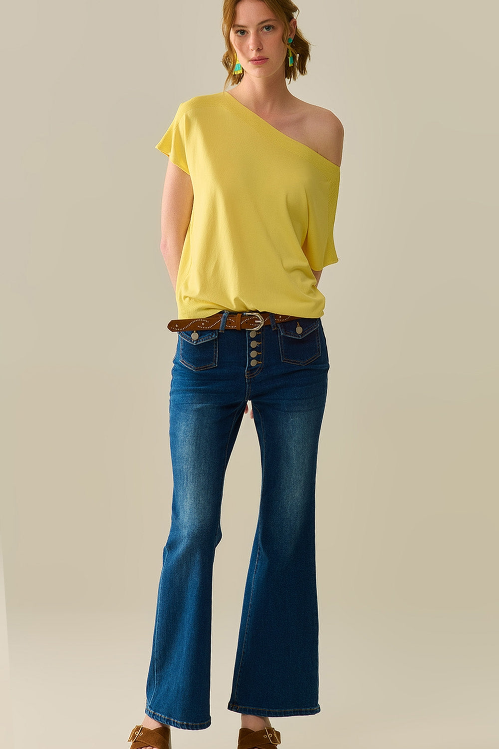 calça jeans flare com lavagem média e bolsos