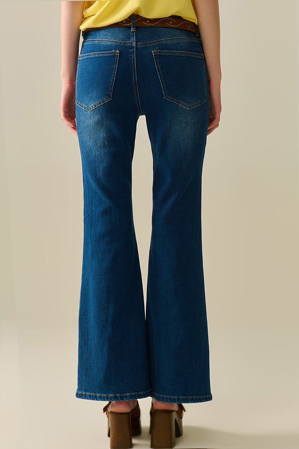 calça jeans flare com lavagem média e bolsos