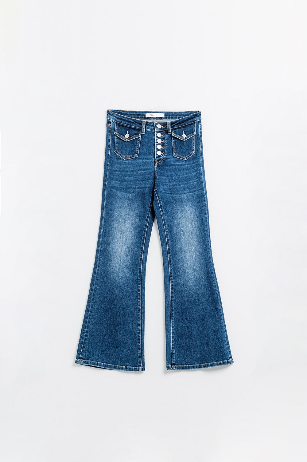 calça jeans flare com lavagem média e bolsos