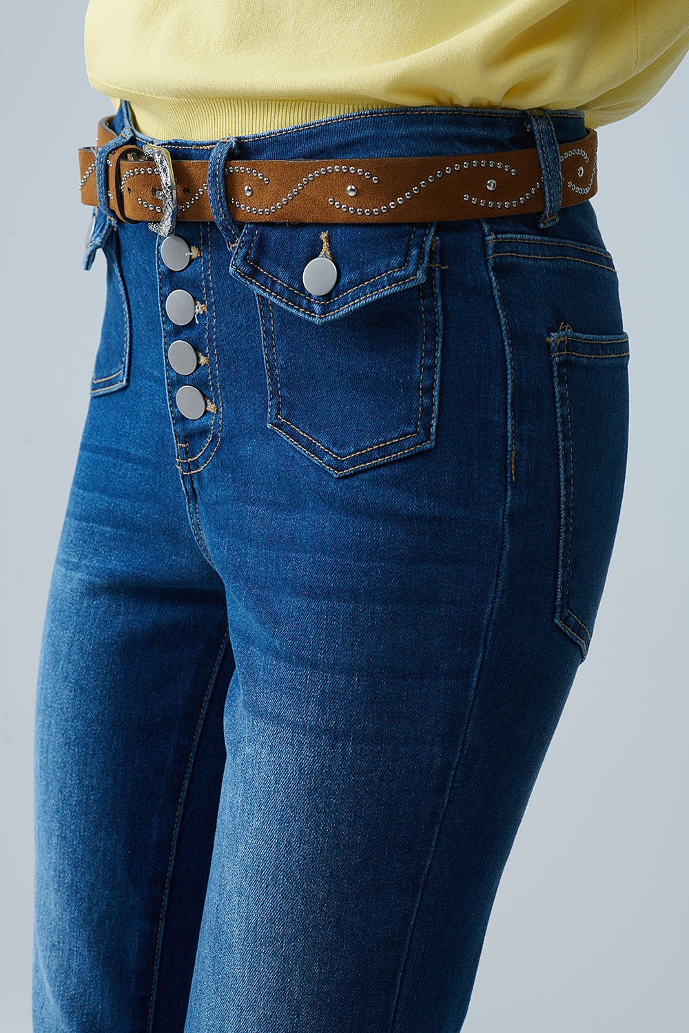 calça jeans flare com lavagem média e bolsos