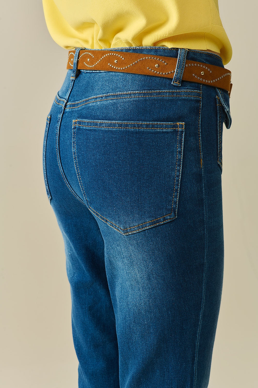 calça jeans flare com lavagem média e bolsos