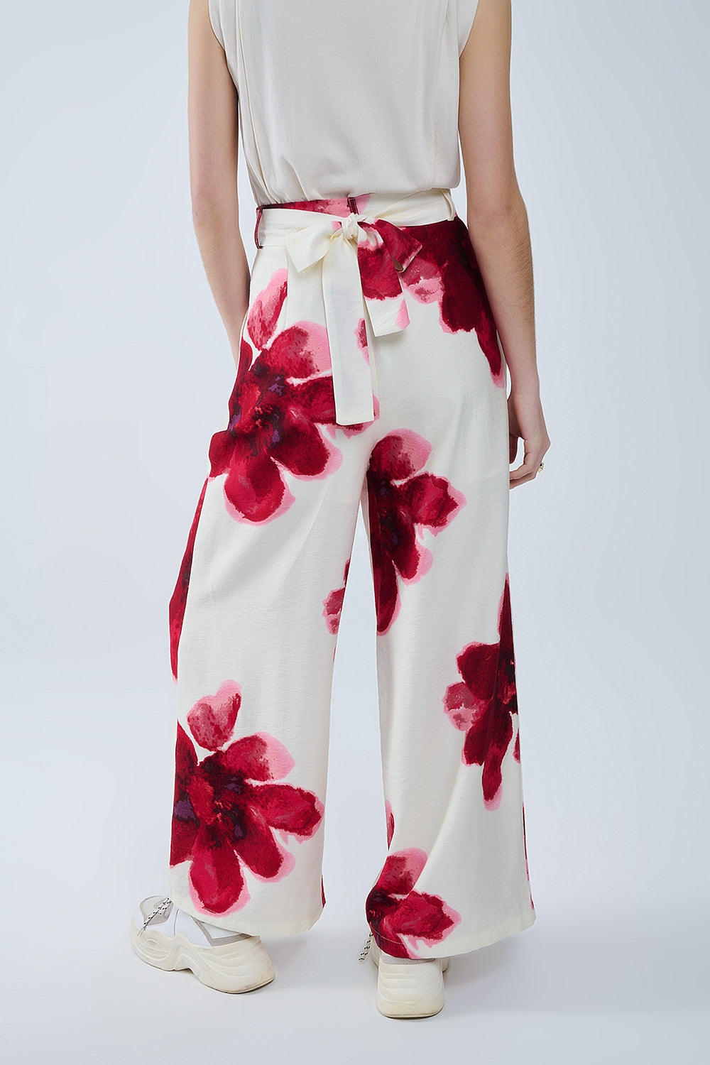 Calça Palazzo bege com estampado de flores Tropial vermelho e cinto a condizer