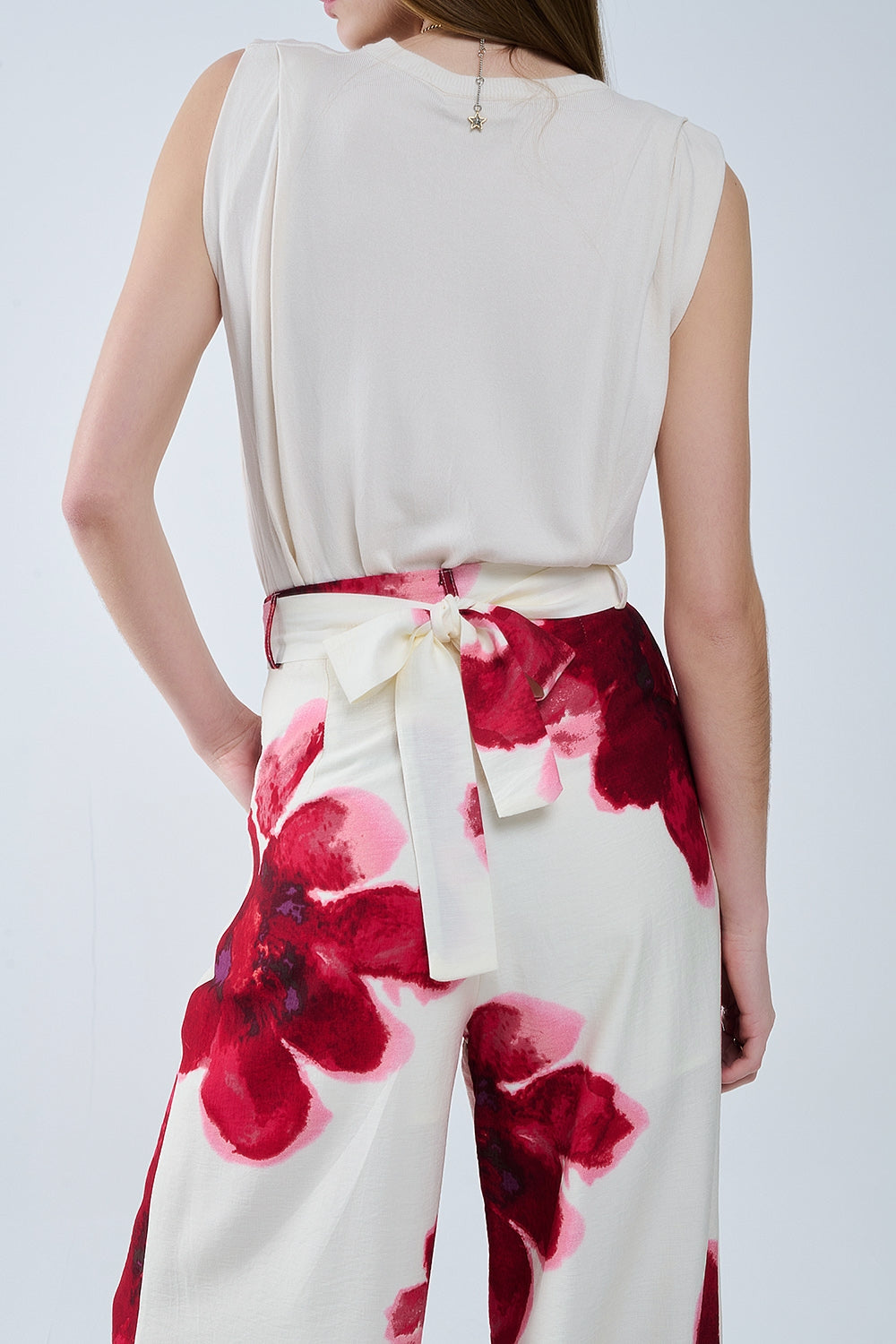 Calça Palazzo bege com estampado de flores Tropial vermelho e cinto a condizer