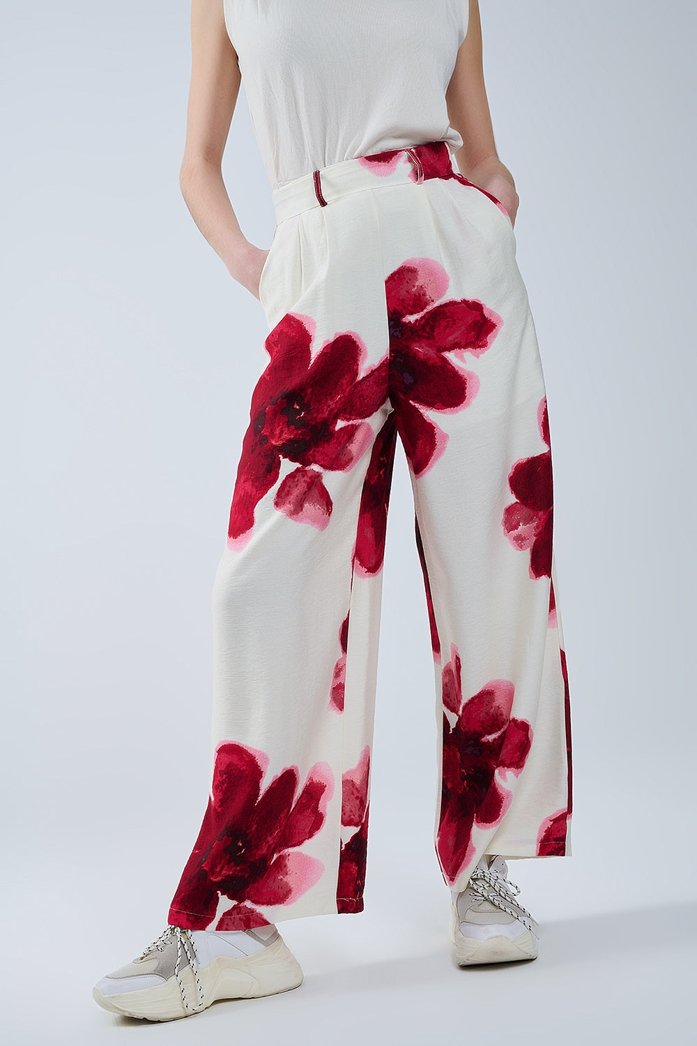 Calça Palazzo bege com estampado de flores Tropial vermelho e cinto a condizer