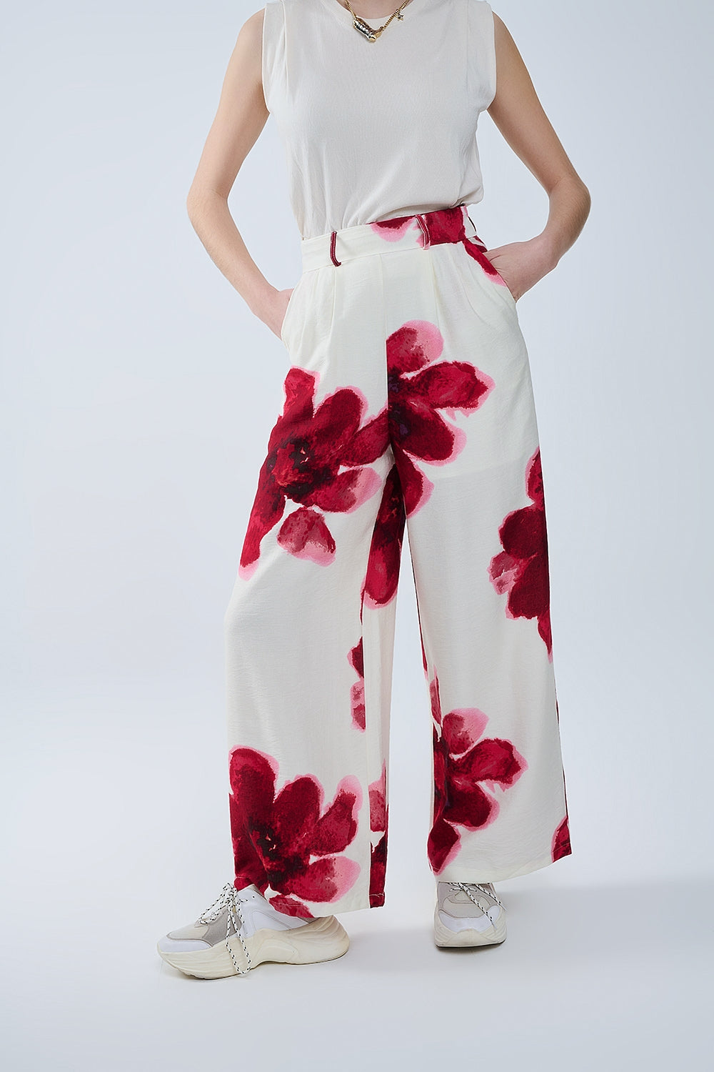Calça Palazzo bege com estampado de flores Tropial vermelho e cinto a condizer