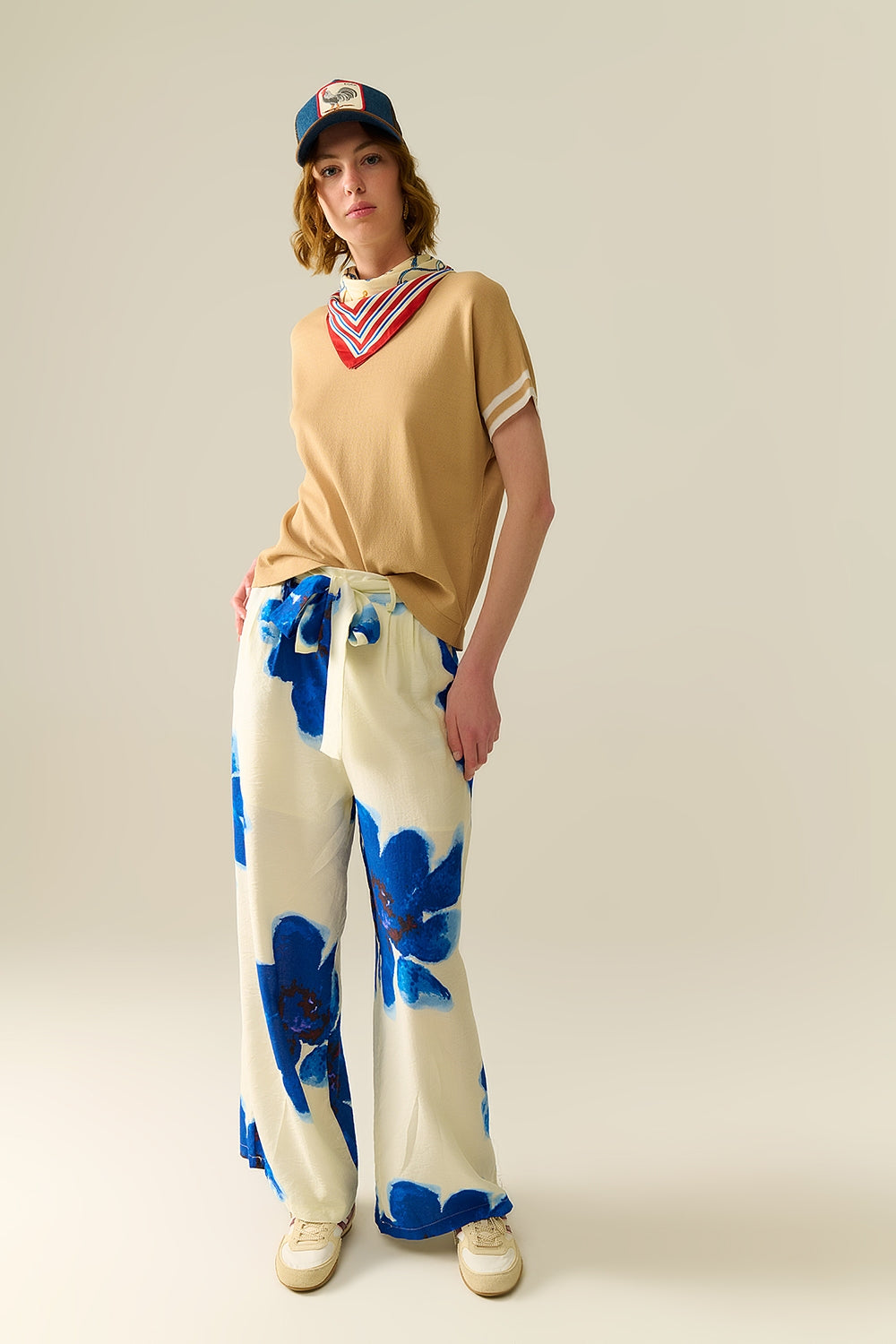 Calça Palazzo branca com estampa de flores tropicais e cinto combinando