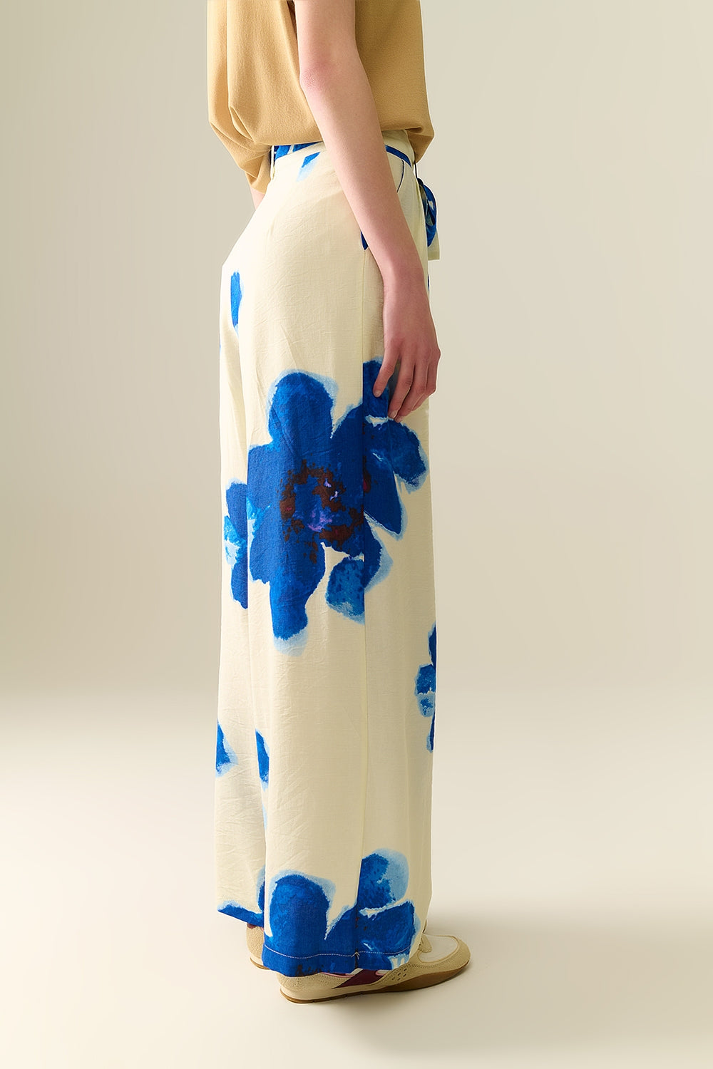 Calça Palazzo branca com estampa de flores tropicais e cinto combinando
