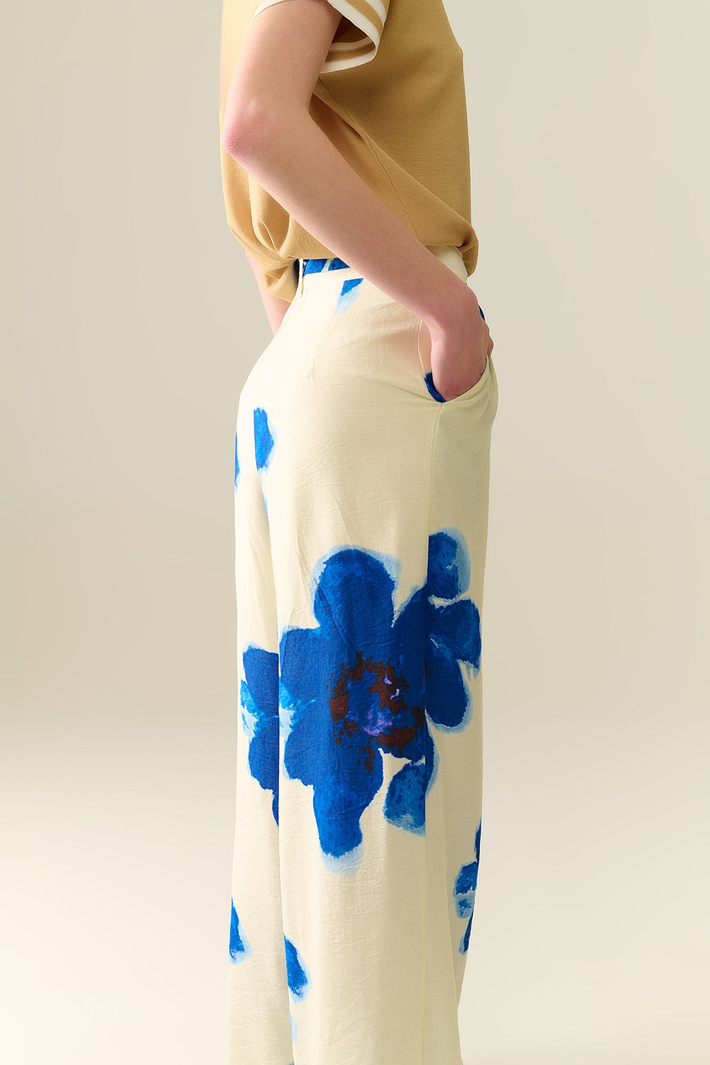Calça Palazzo branca com estampa de flores tropicais e cinto combinando