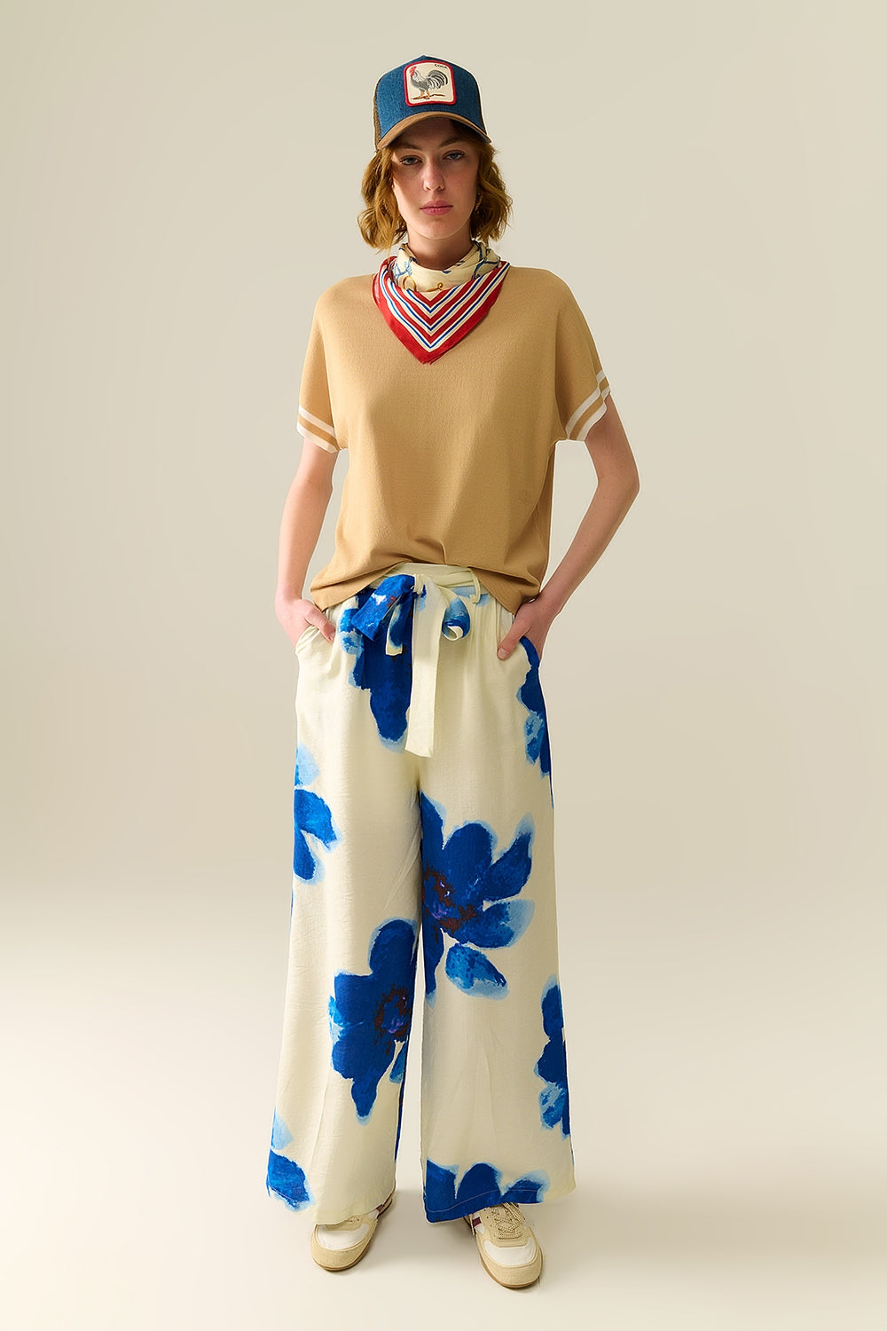 Calça Palazzo branca com estampa de flores tropicais e cinto combinando