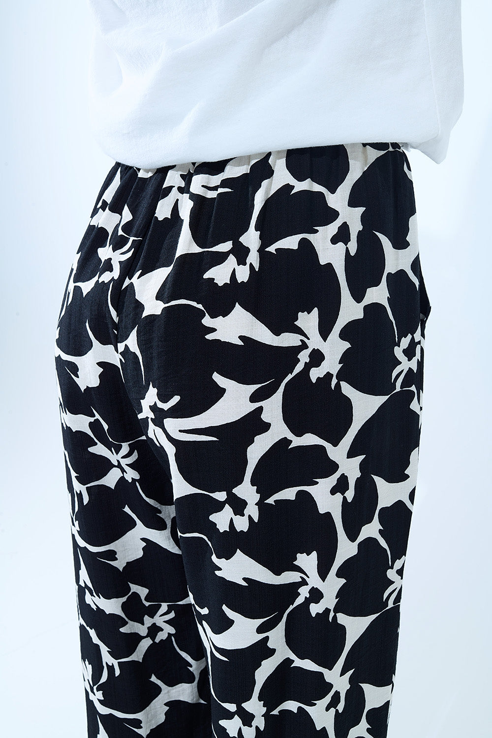 Calças direitas com estampado floral havaiano em preto e branco