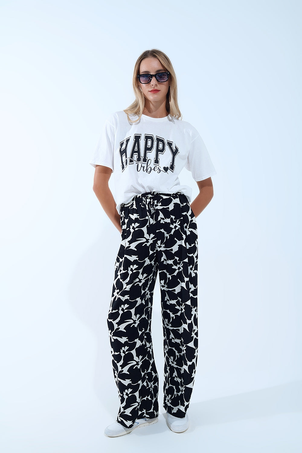 Calças direitas com estampado floral havaiano em preto e branco