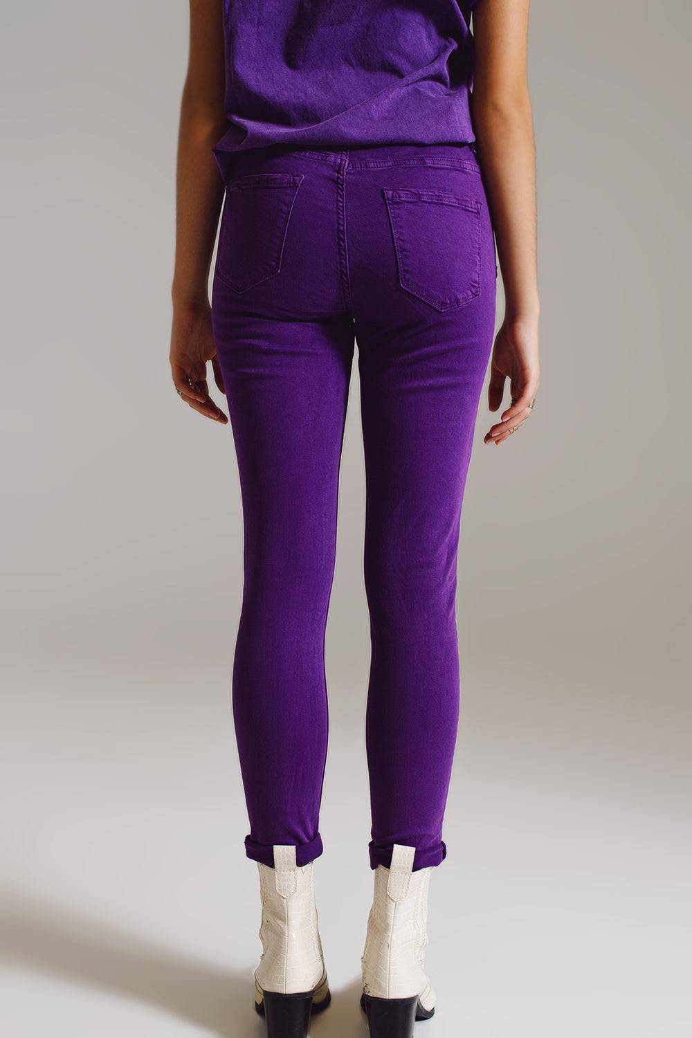 Calça skinny roxa de tornozelo com rugas suaves