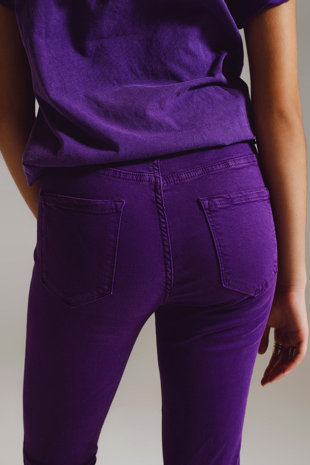 Calça skinny roxa de tornozelo com rugas suaves