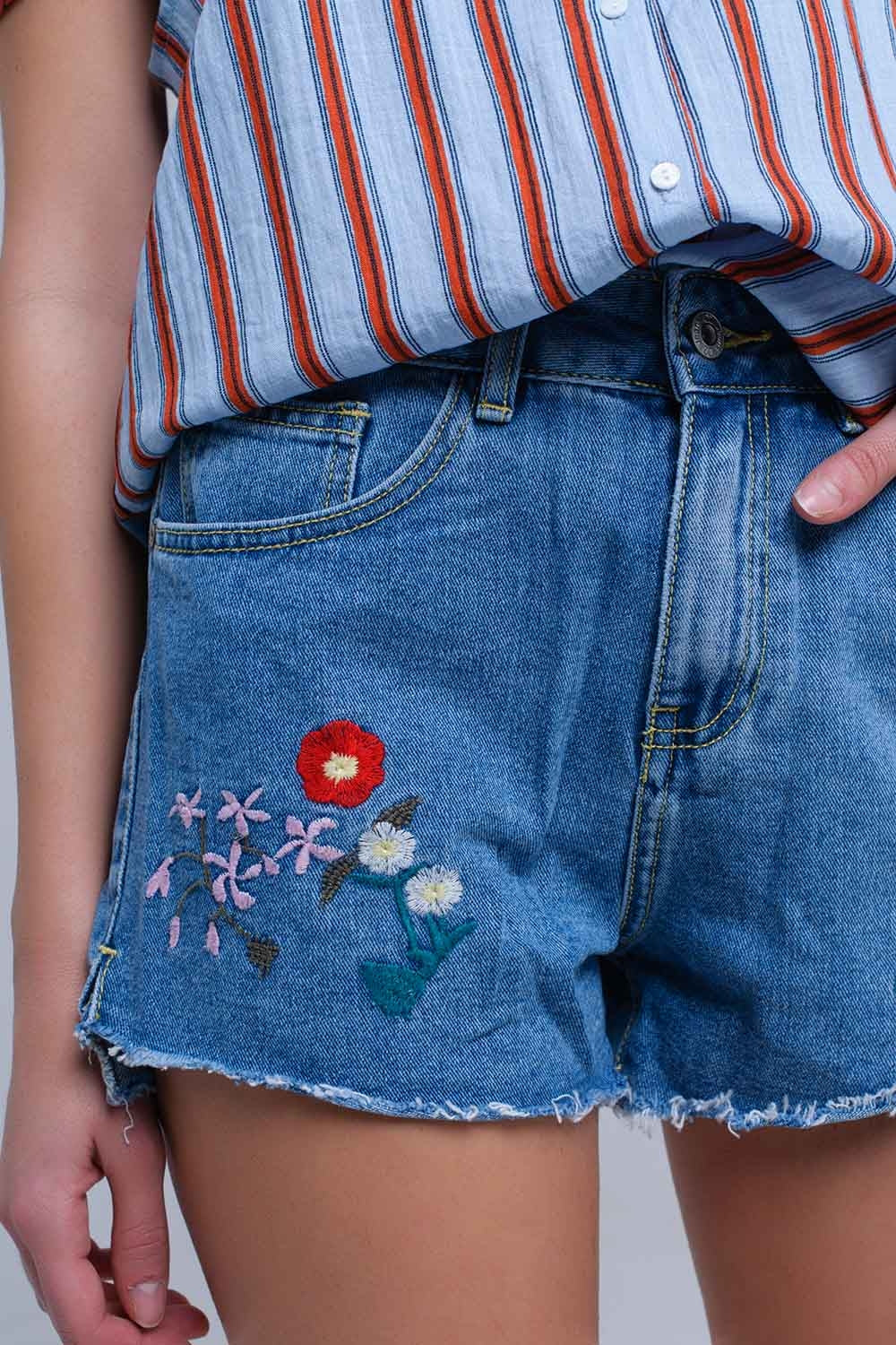 Q2 Calções de ganga mid wash azul com desenho floral