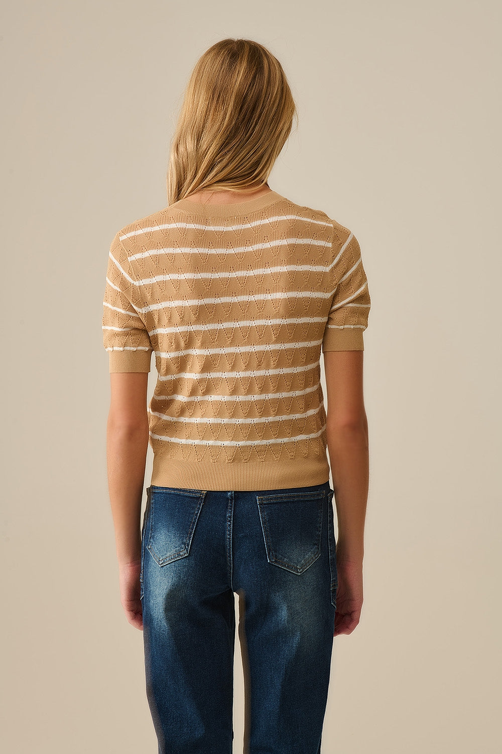 Camel Openwork Knit Top com mangas curtas e riscas brancas