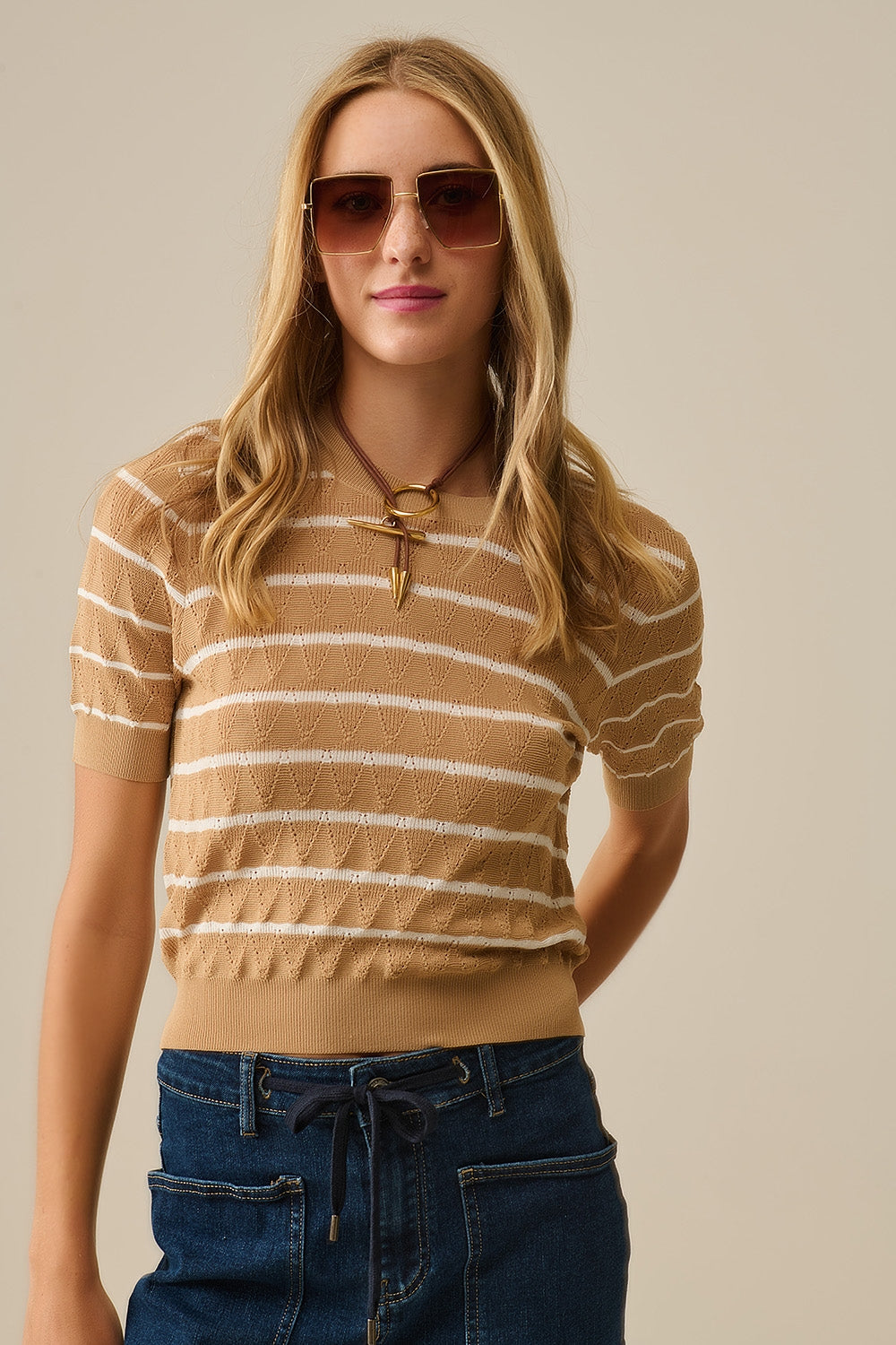 Camel Openwork Knit Top com mangas curtas e riscas brancas