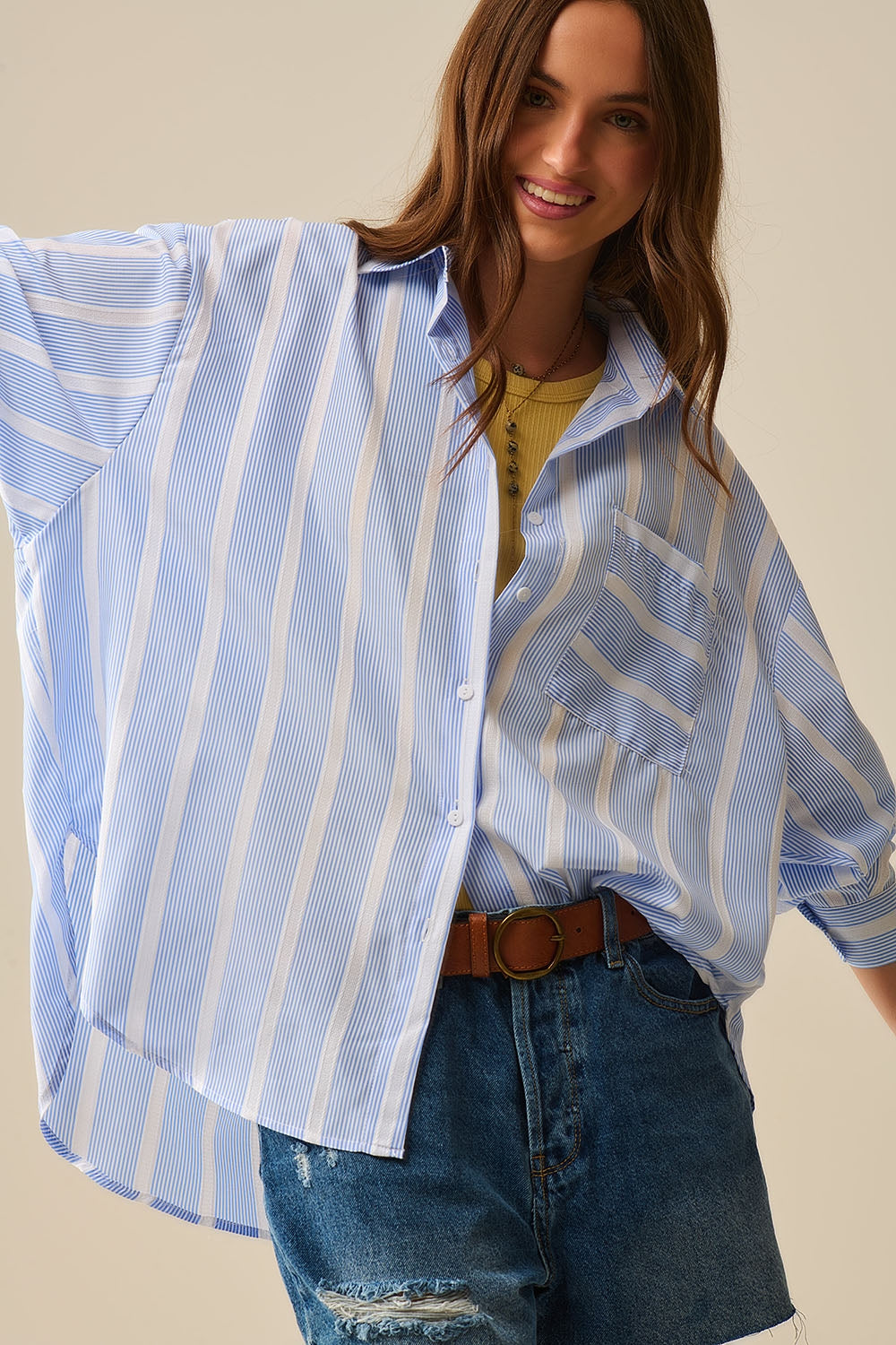 Camisa às riscas azul e branca de corte relaxado com laço nas costas