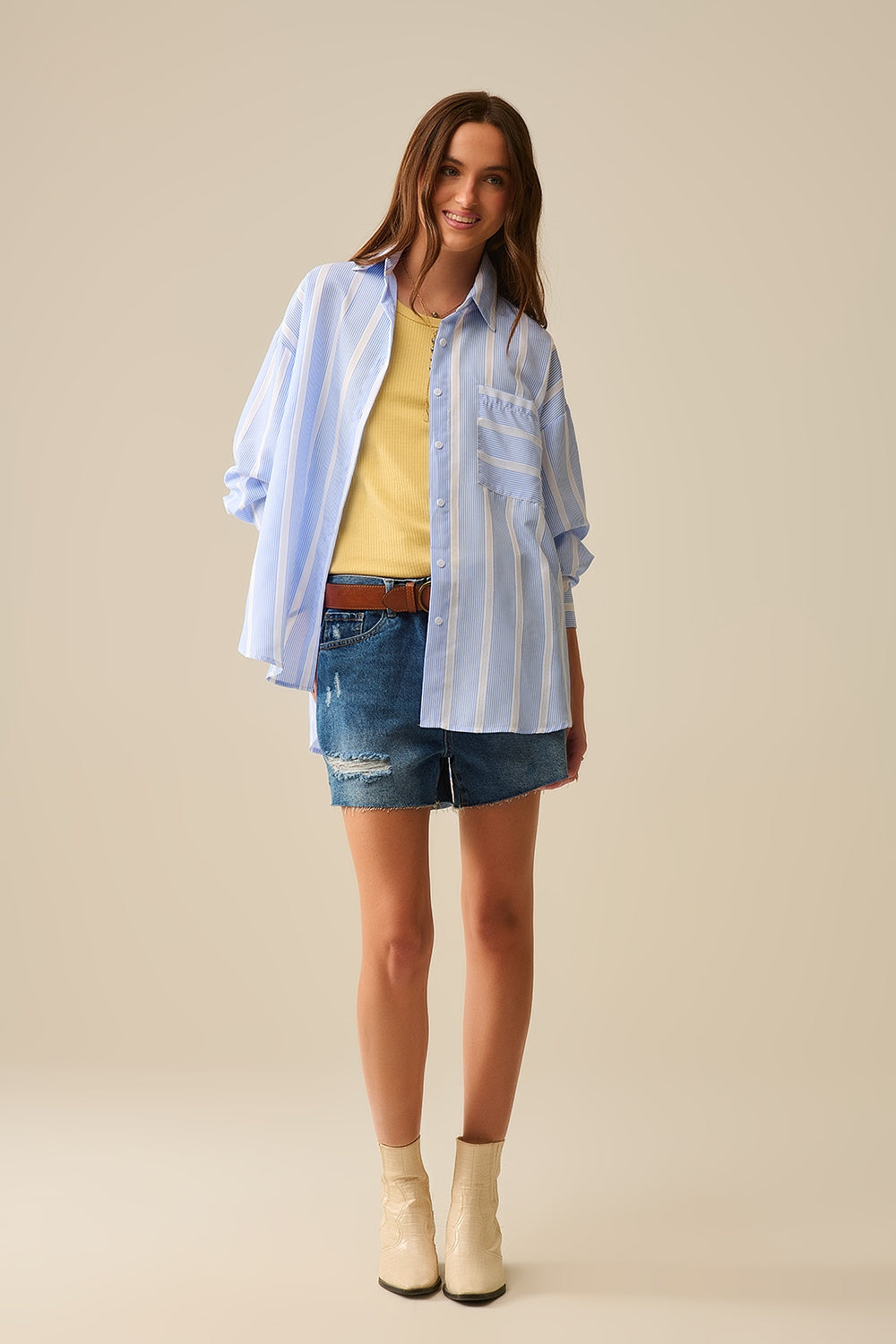 Camisa às riscas azul e branca de corte relaxado com laço nas costas