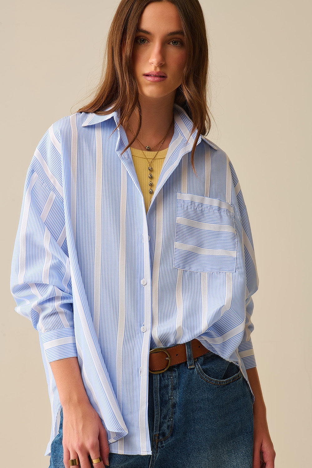 Camisa às riscas azul e branca de corte relaxado com laço nas costas