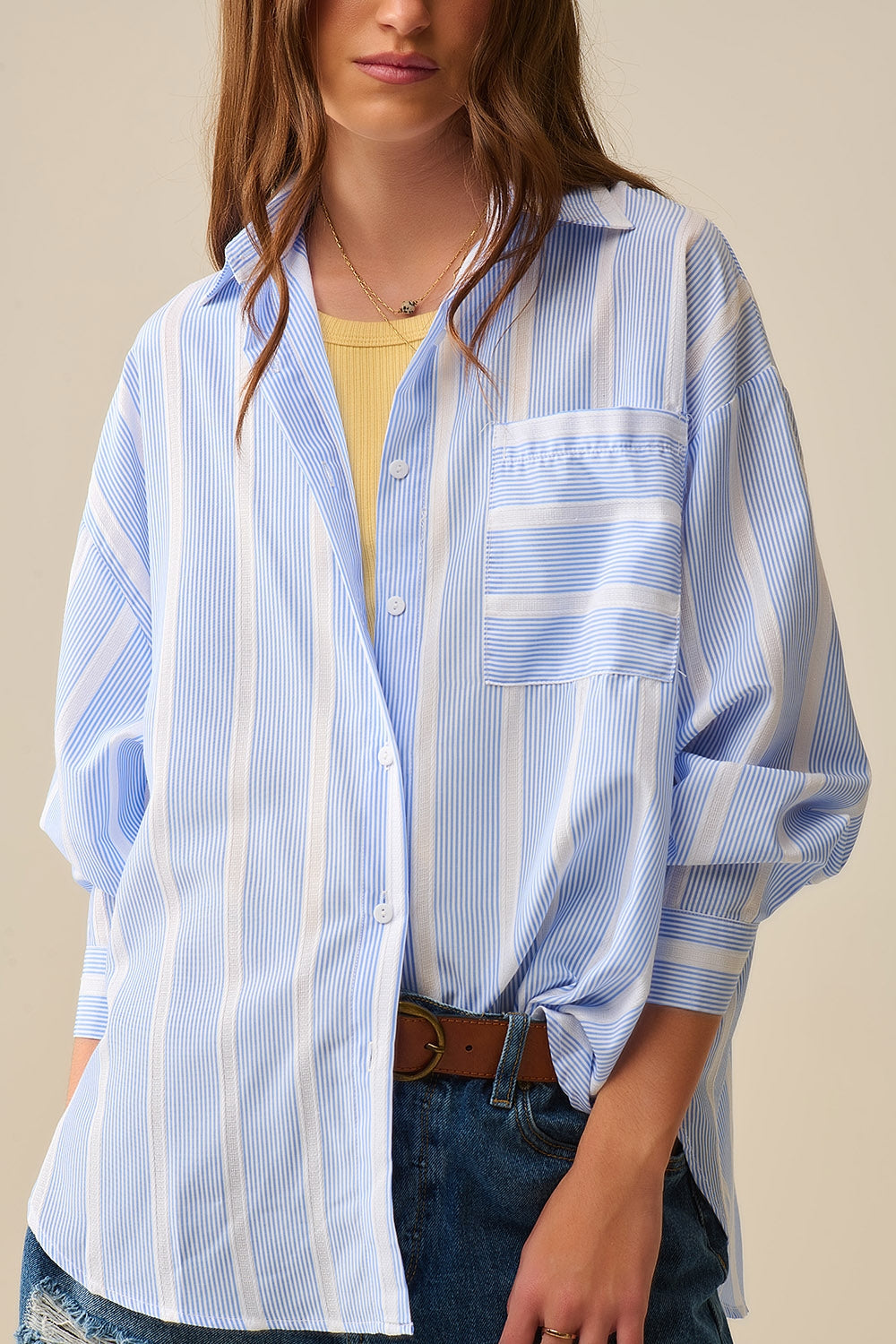 Camisa às riscas azul e branca de corte relaxado com laço nas costas
