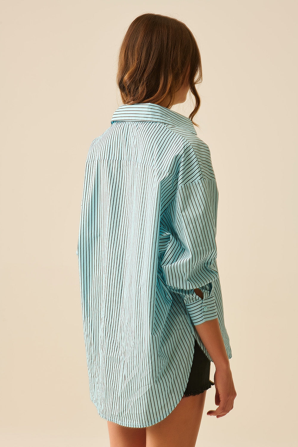 Camisa às riscos de tamanho grande com bolso no peito em preto e azul