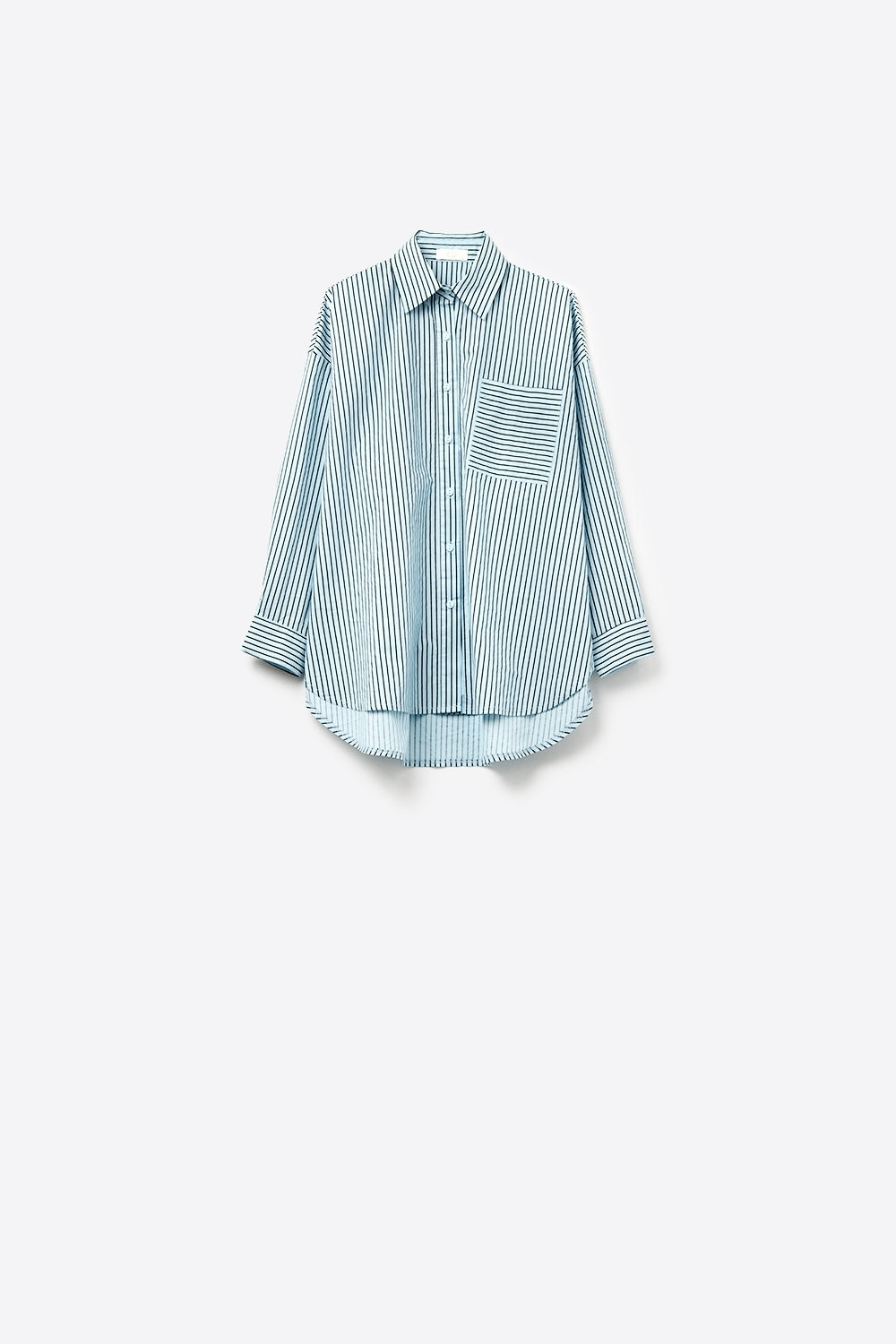 Camisa às riscos de tamanho grande com bolso no peito em preto e azul