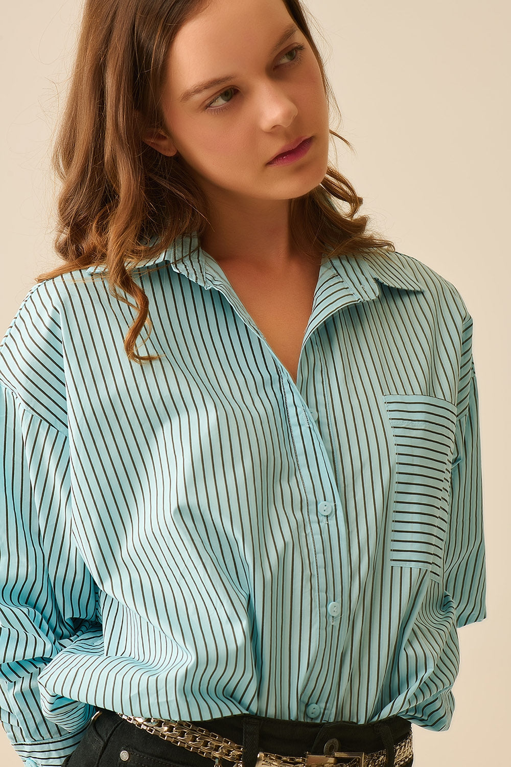 Camisa às riscos de tamanho grande com bolso no peito em preto e azul