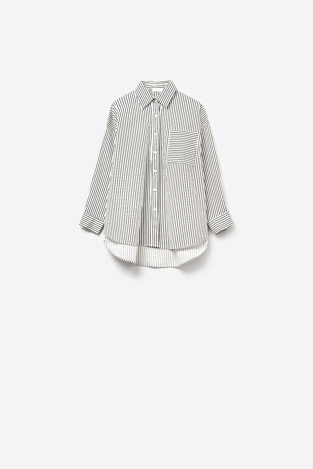 Q2 Camisa às riscas de tamanho grande com bolso no peito em preto e branco