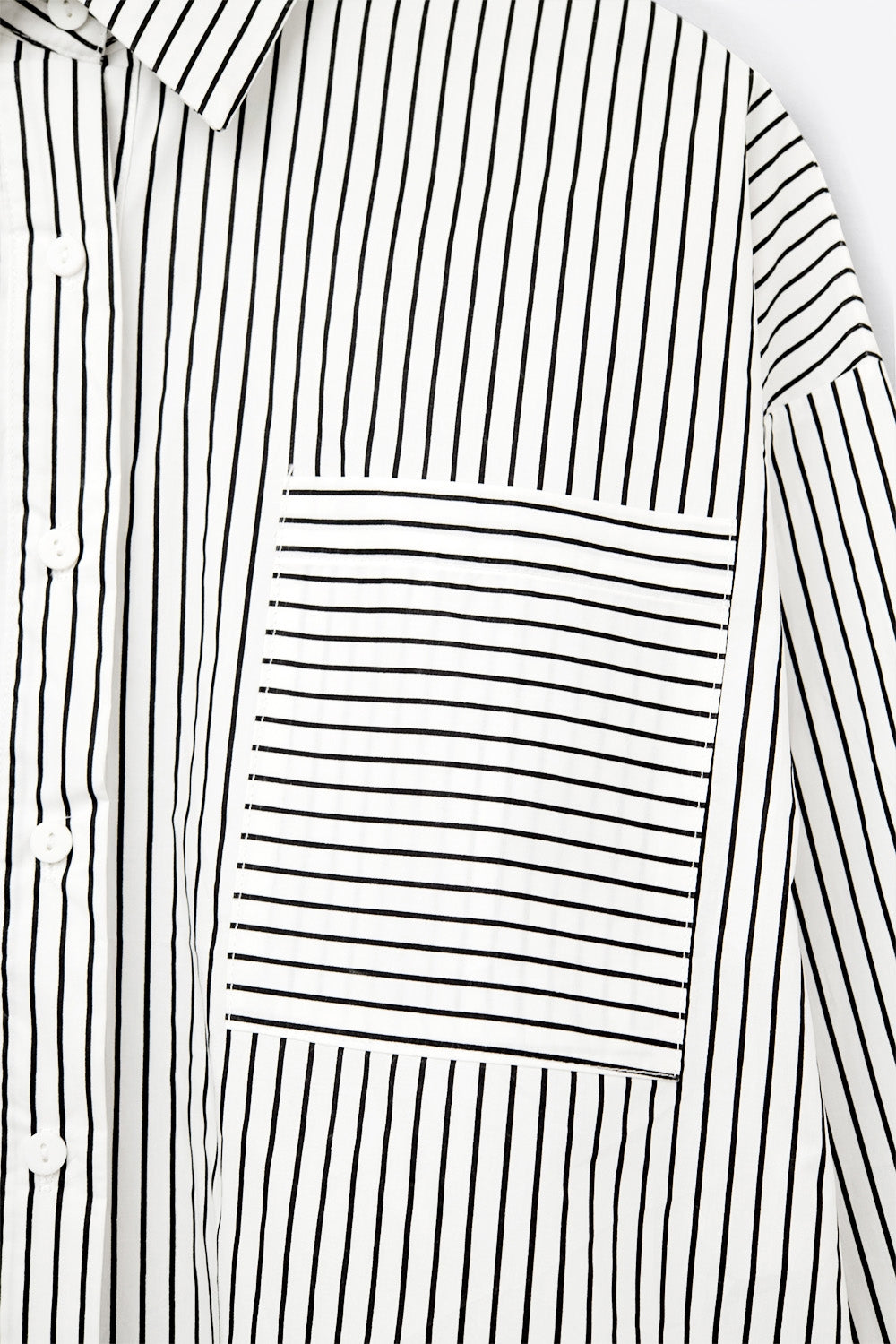 Camisa às riscos de tamanho grande com bolso no peito em preto e branco