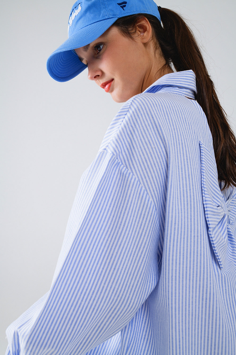 Camisa às riscas Poplin Oversize com pormenor de laço em azul e branco