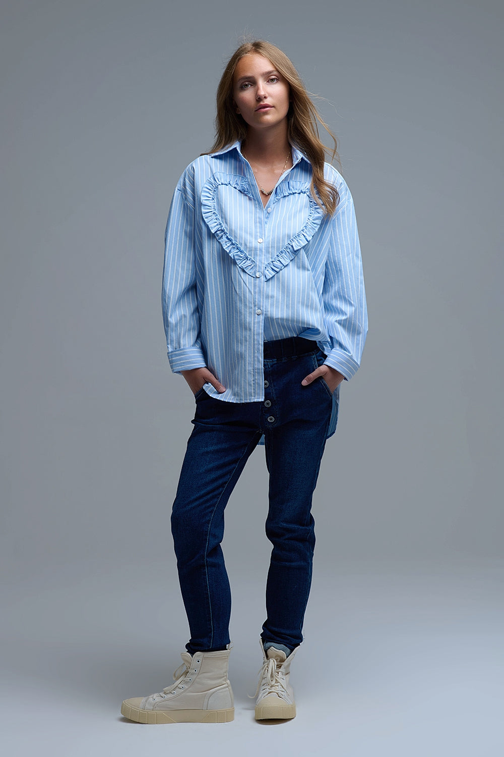 Camisola azul de riscos descontraída com detalhes de costura em forma de coração