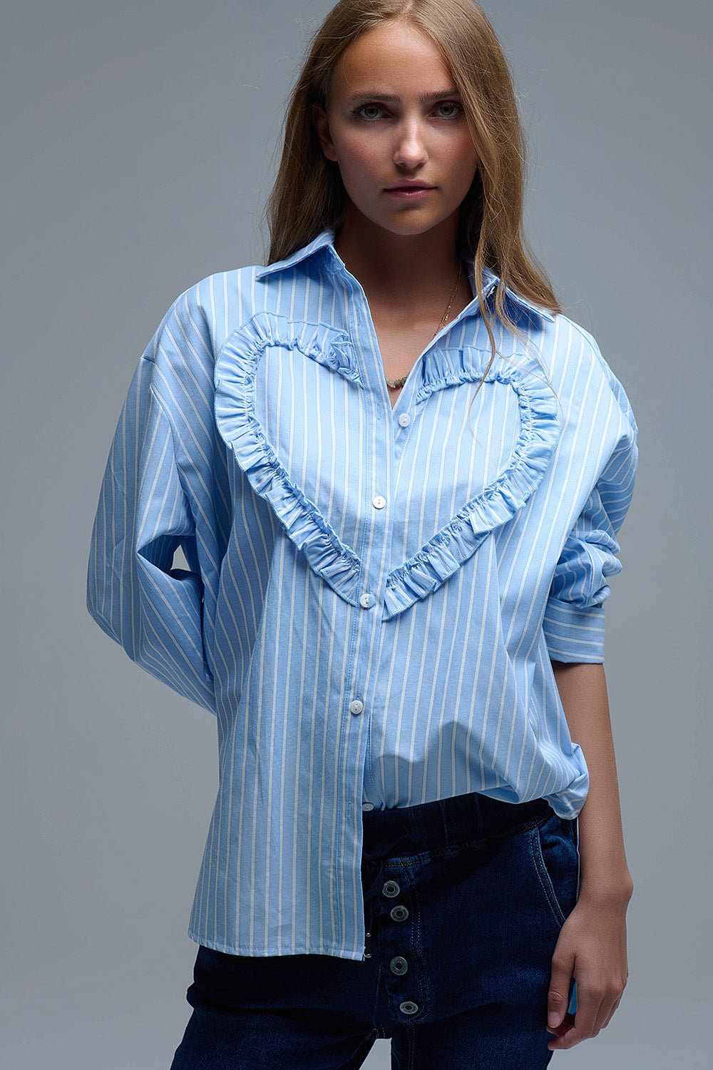 Camisola azul de riscos descontraída com detalhes de costura em forma de coração