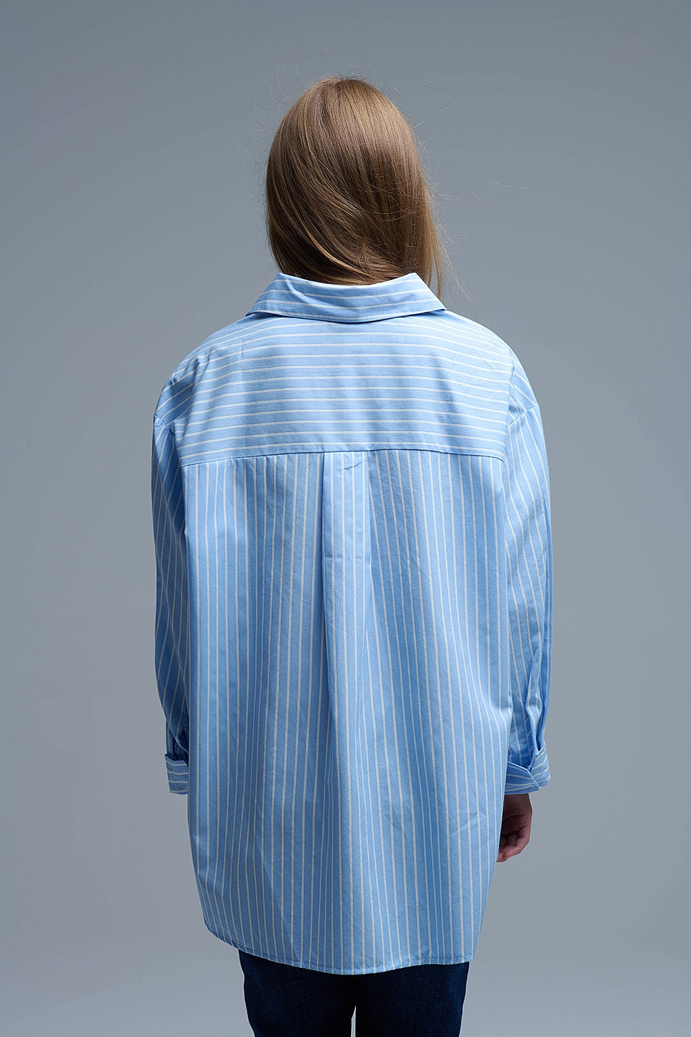 Camisola azul de riscos descontraída com detalhes de costura em forma de coração