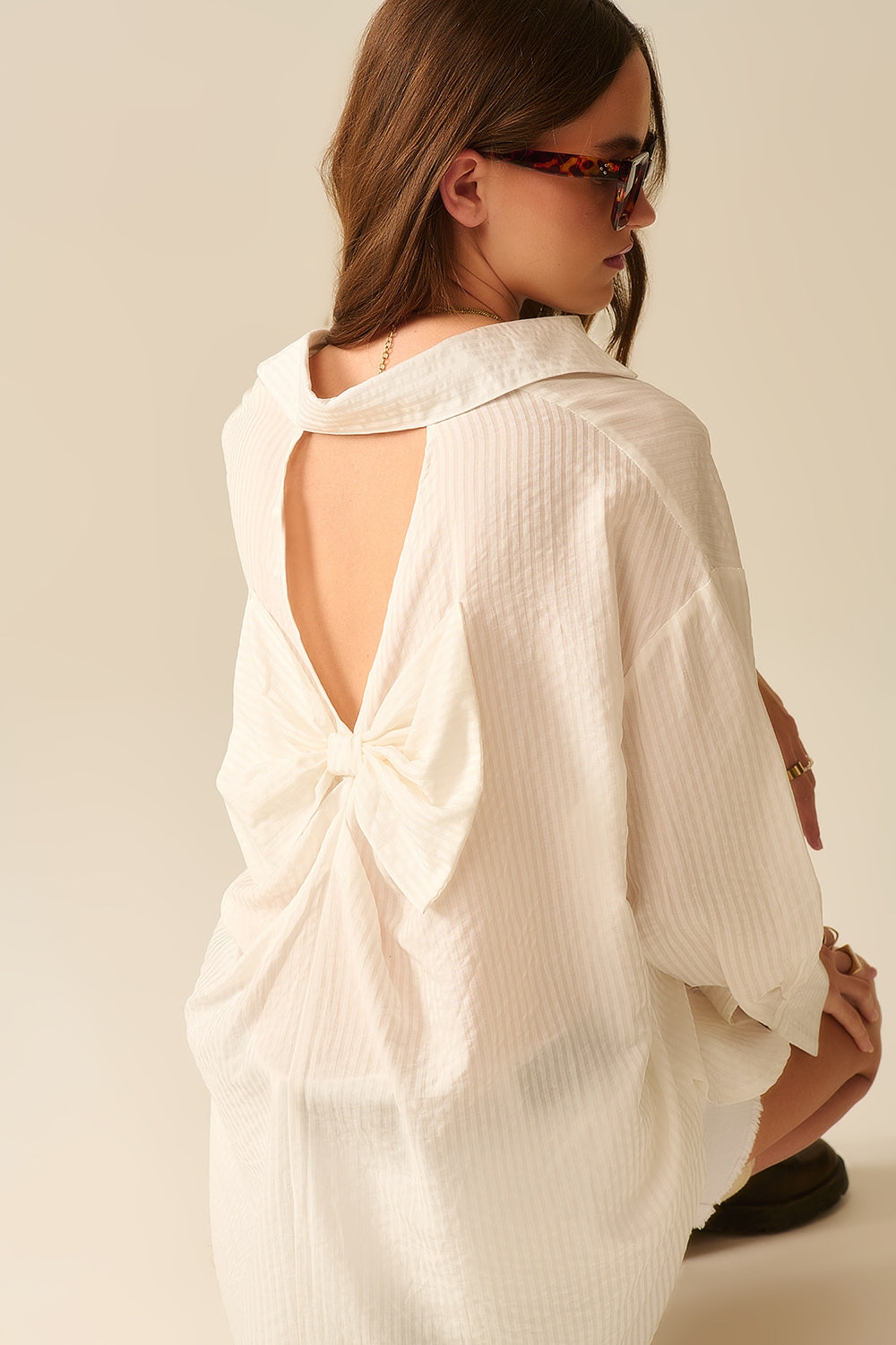 Q2 camisa branca de grandes dimensões com laço nas costas