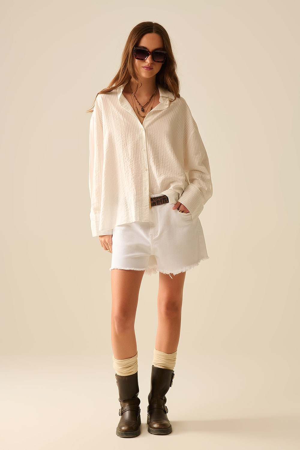 camisa branca de grandes dimensões com laço nas costas