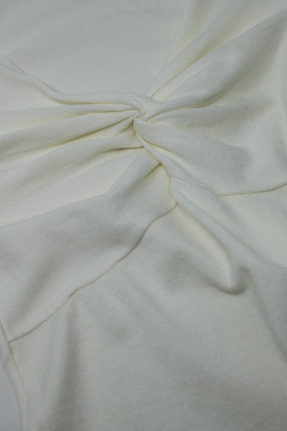 Camisa branca de manga comprida com detalhes de nó e decote em V