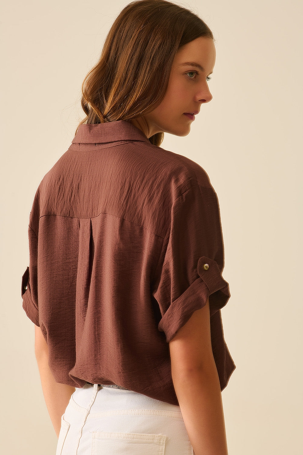 Camisa castanha chocolate com mangas curtas e pregas na manga