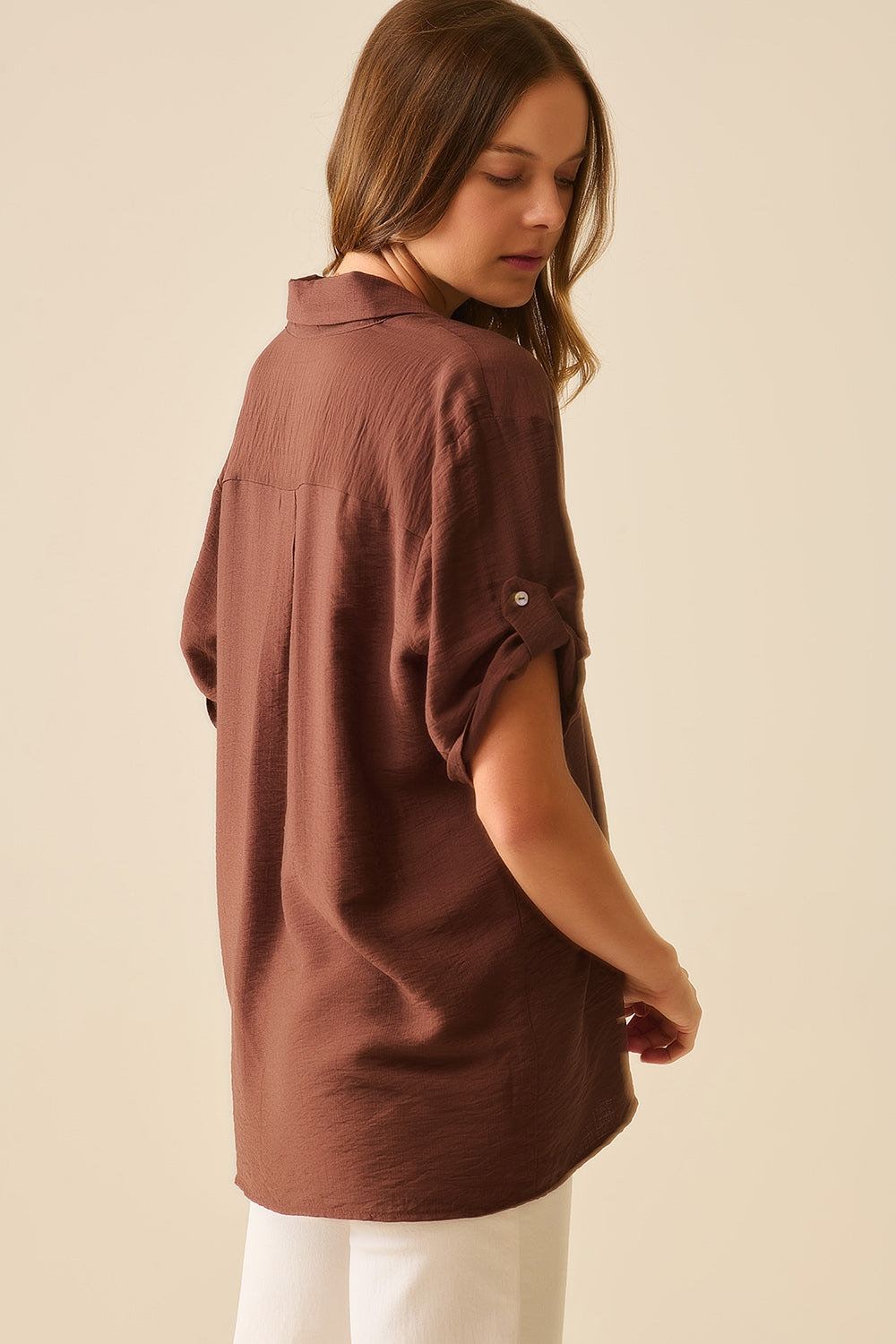 Camisa castanha chocolate com mangas curtas e pregas na manga