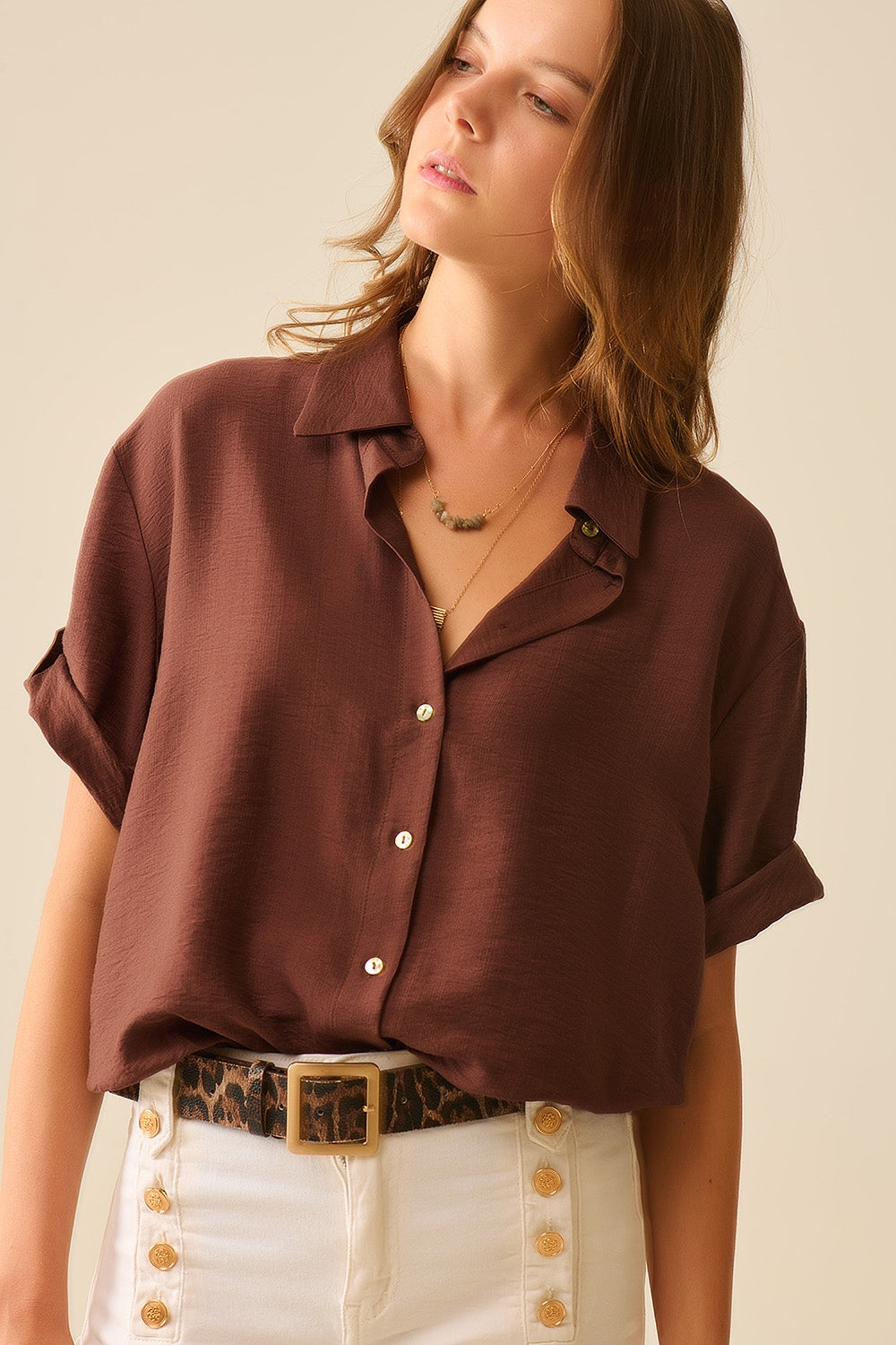 Camisa castanha chocolate com mangas curtas e pregas na manga