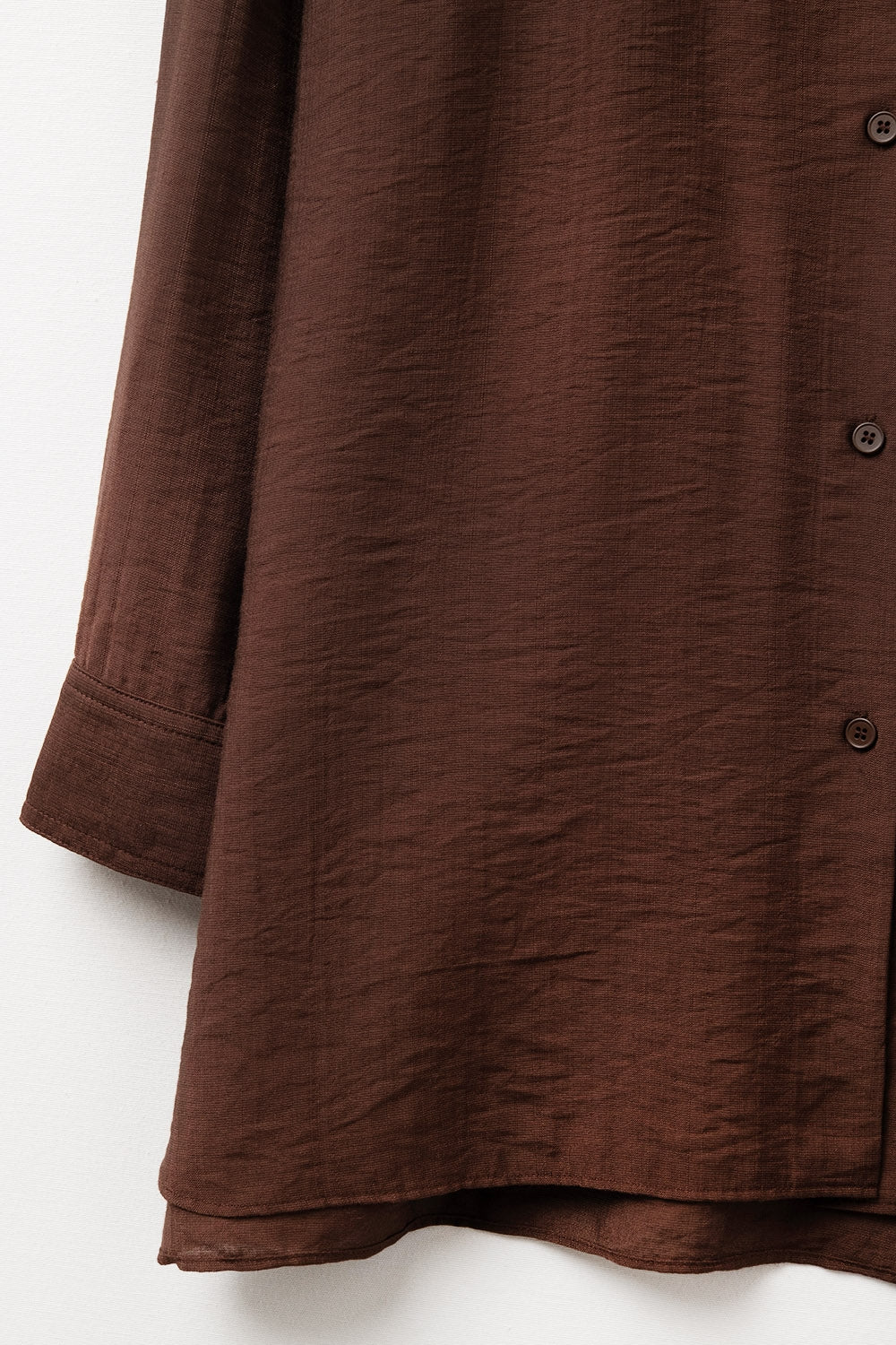 Camisa castanha de corte descontraída e mangas compridas
