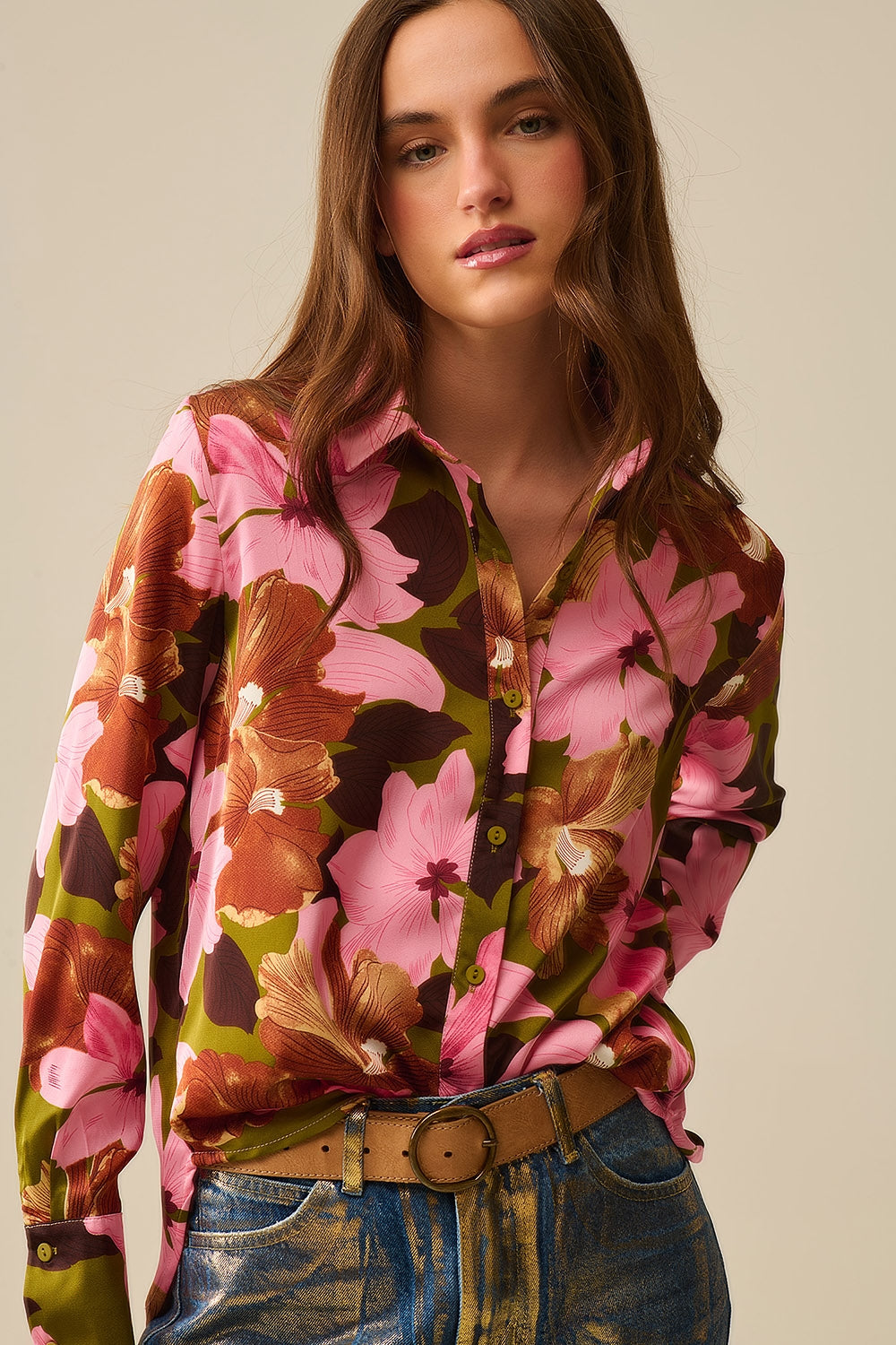 Q2 Camisa com acabamento em cetim e flores tropicais em verde azeitona