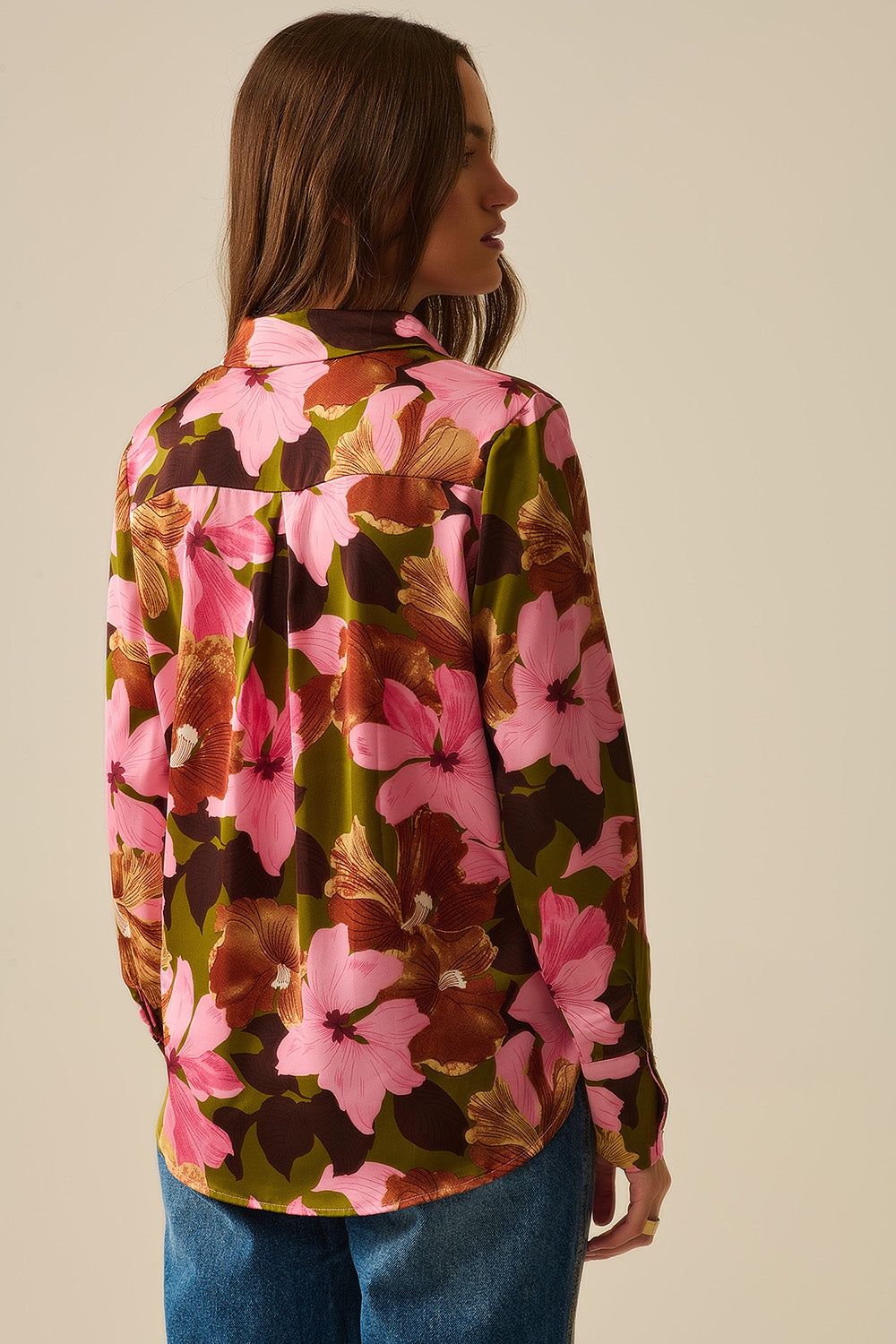 Camisa com acabamento em cetim e flores tropicais em verde azeitona