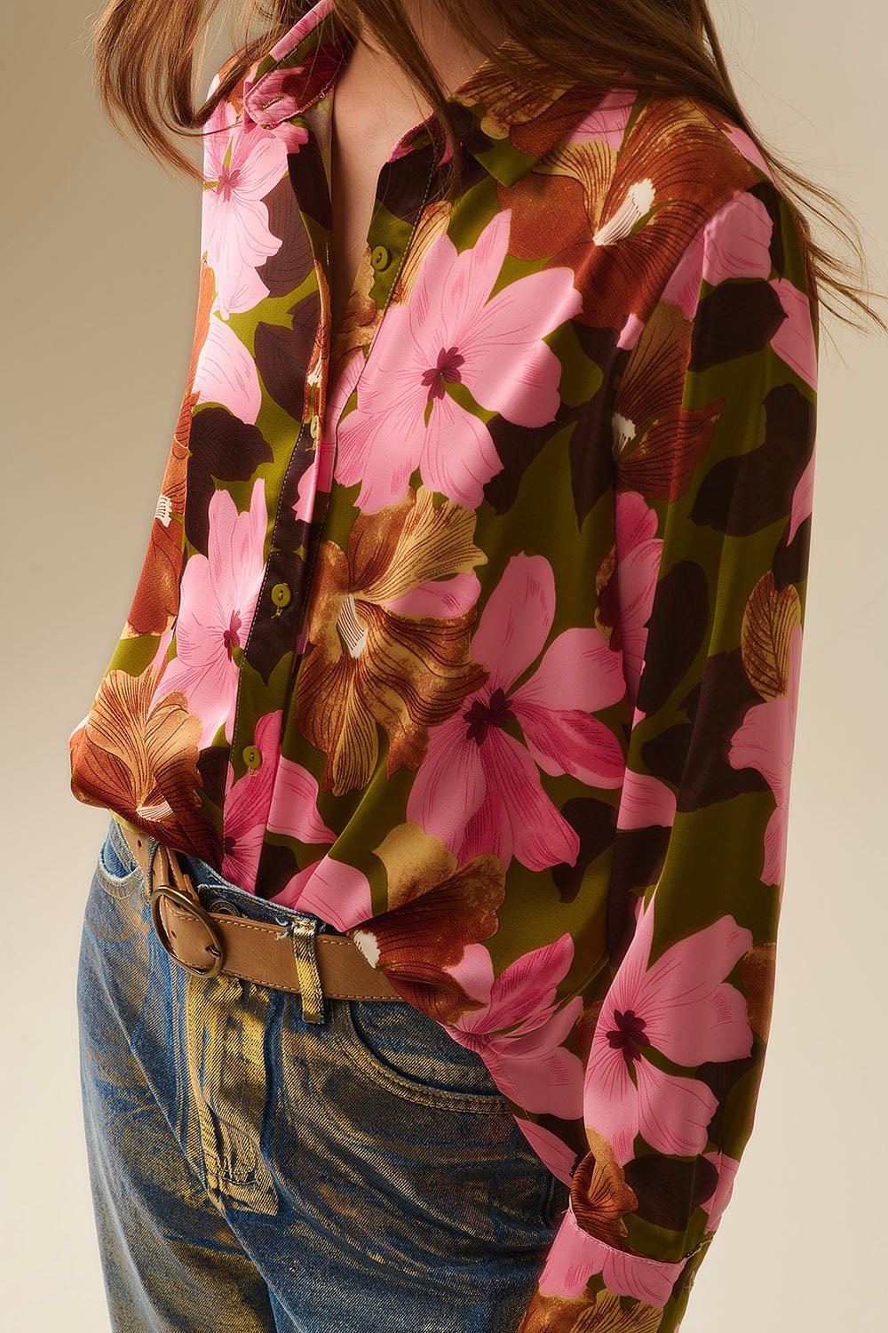 Camisa com acabamento em cetim e flores tropicais em verde azeitona