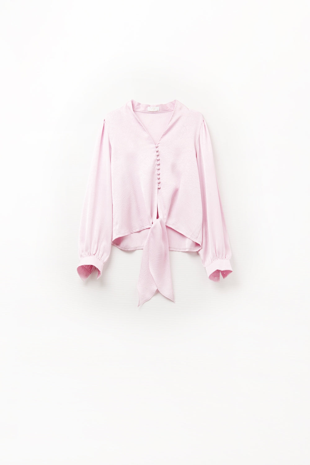 Camisa cortada em cor-de-rosa com nó