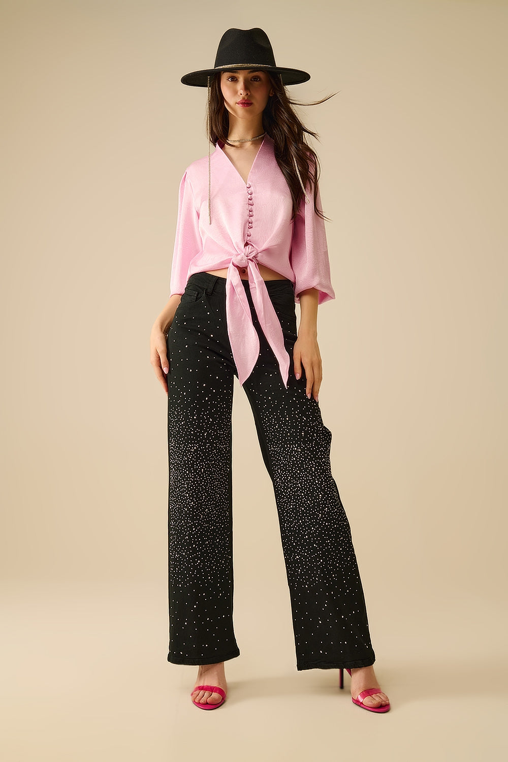 Camisa cortada em cor-de-rosa com nó