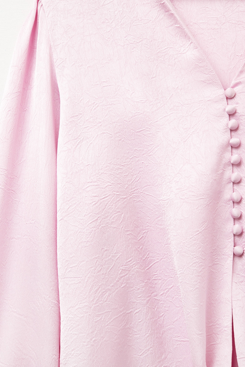 Camisa cortada em cor-de-rosa com nó